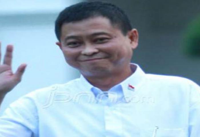 Jonan Bagikan Lampu Hemat Energi Di Maluku